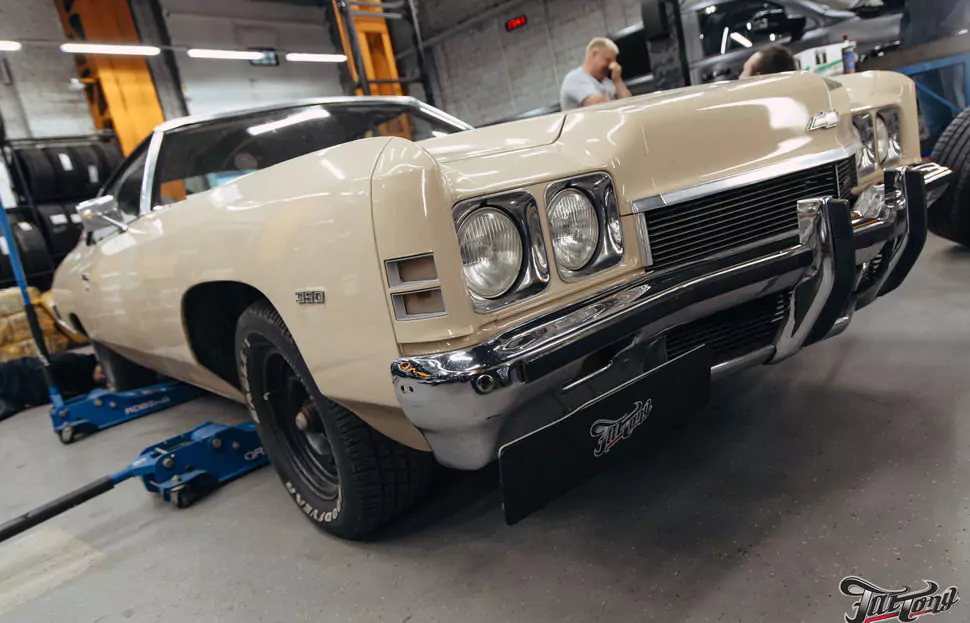 Фирменный шиномонтаж на стендах Hunter для Chevrolet Impala: собрали комплект колес Dayton Wire Wheels с системой knock-off!